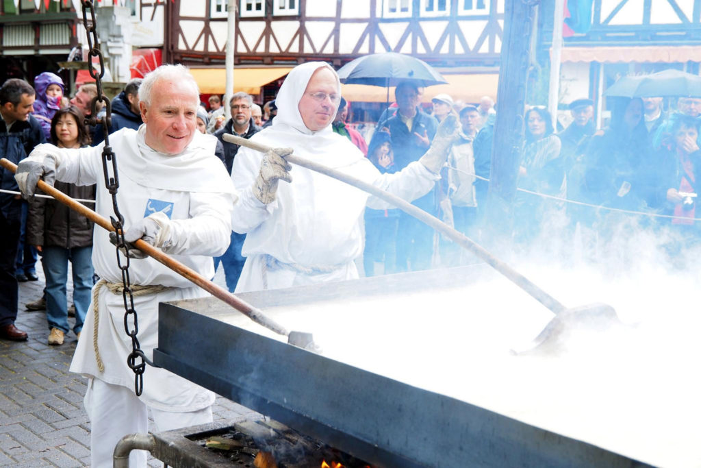 Salzsieden beim Brunnenfest Bad Sooden-Allendorf